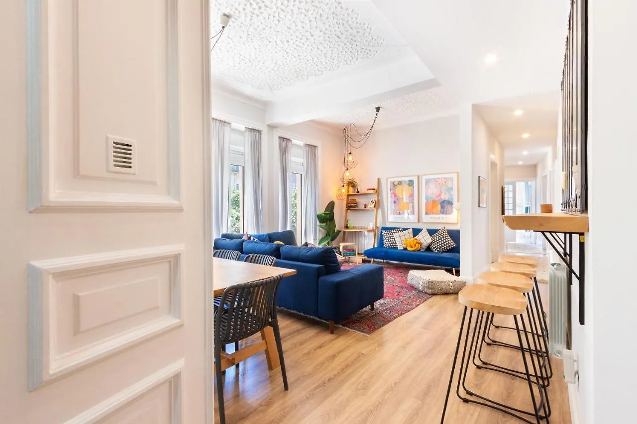 Holiday home Bright City Center, 10M From Subway, 6 Rooms, Up To 20 Ppl Lisbon