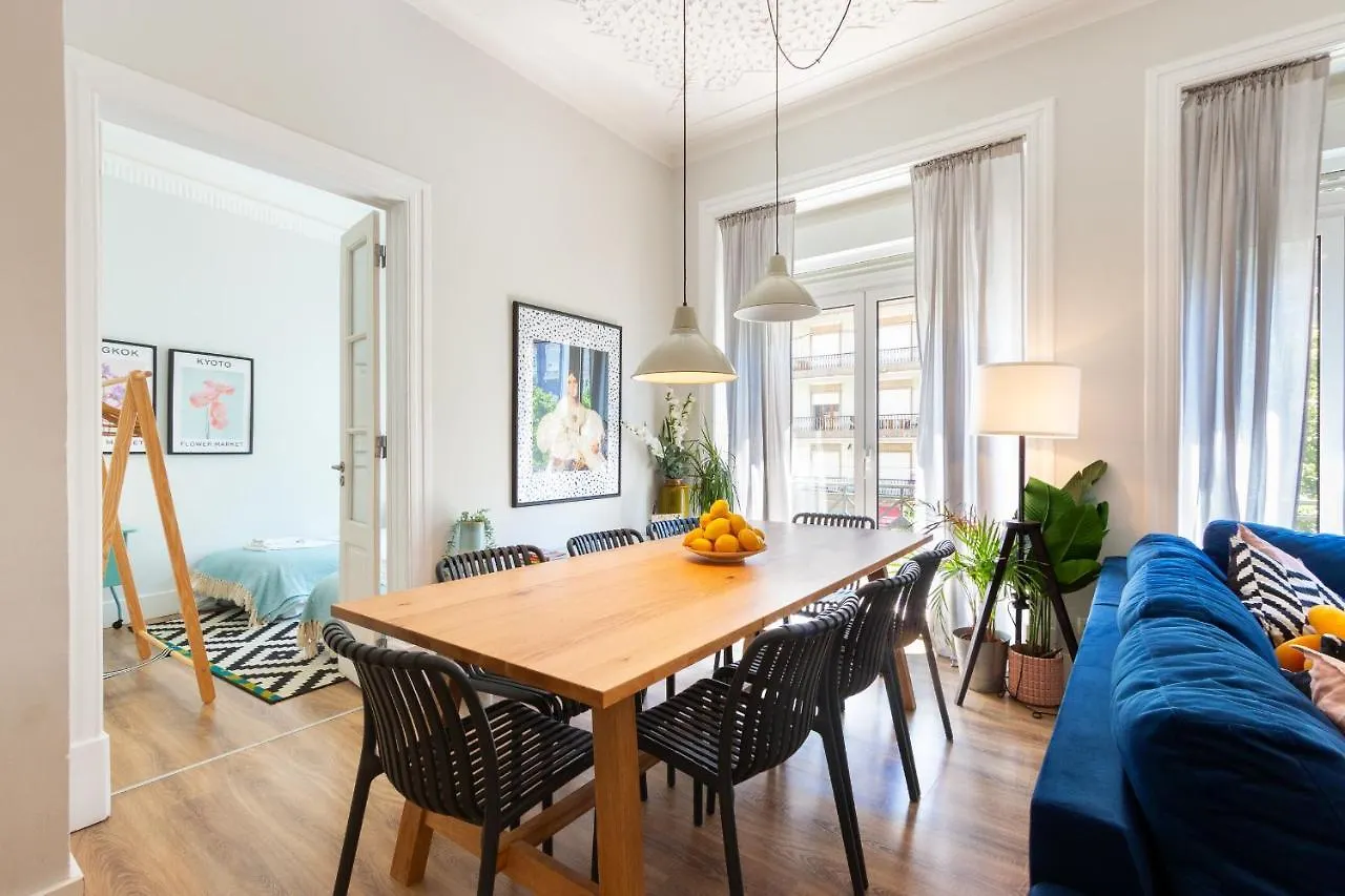 Bright City Center, 10M From Subway, 6 Rooms, Up To 20 Ppl Lisbon