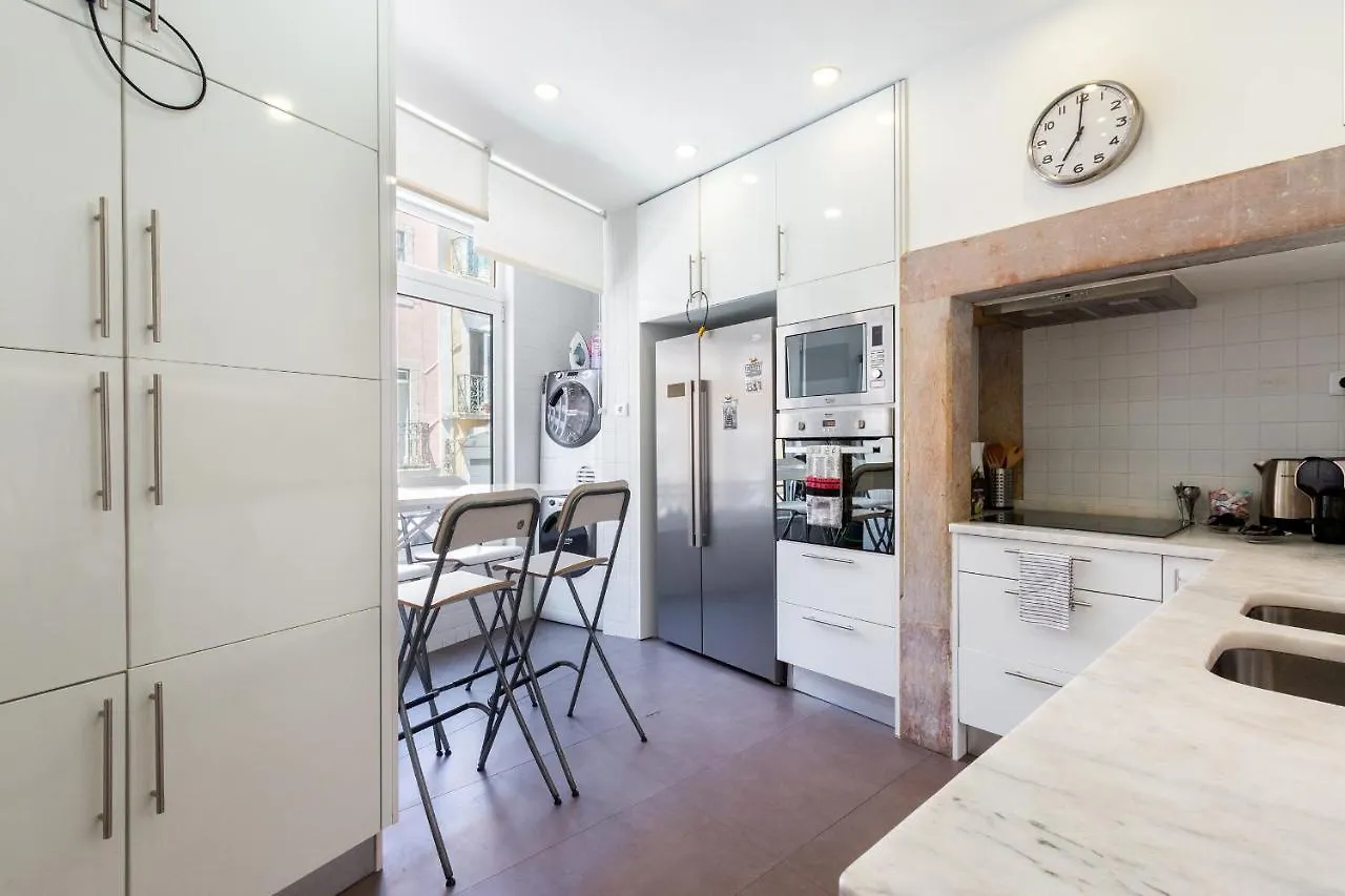Bright City Center, 10M From Subway, 6 Rooms, Up To 20 Ppl Lisbon Holiday home