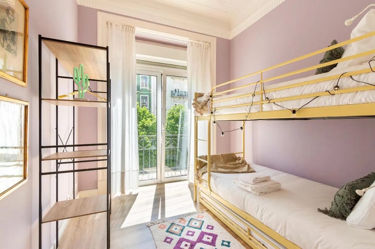 Bright City Center, 10M From Subway, 6 Rooms, Up To 20 Ppl Lisbon Holiday home