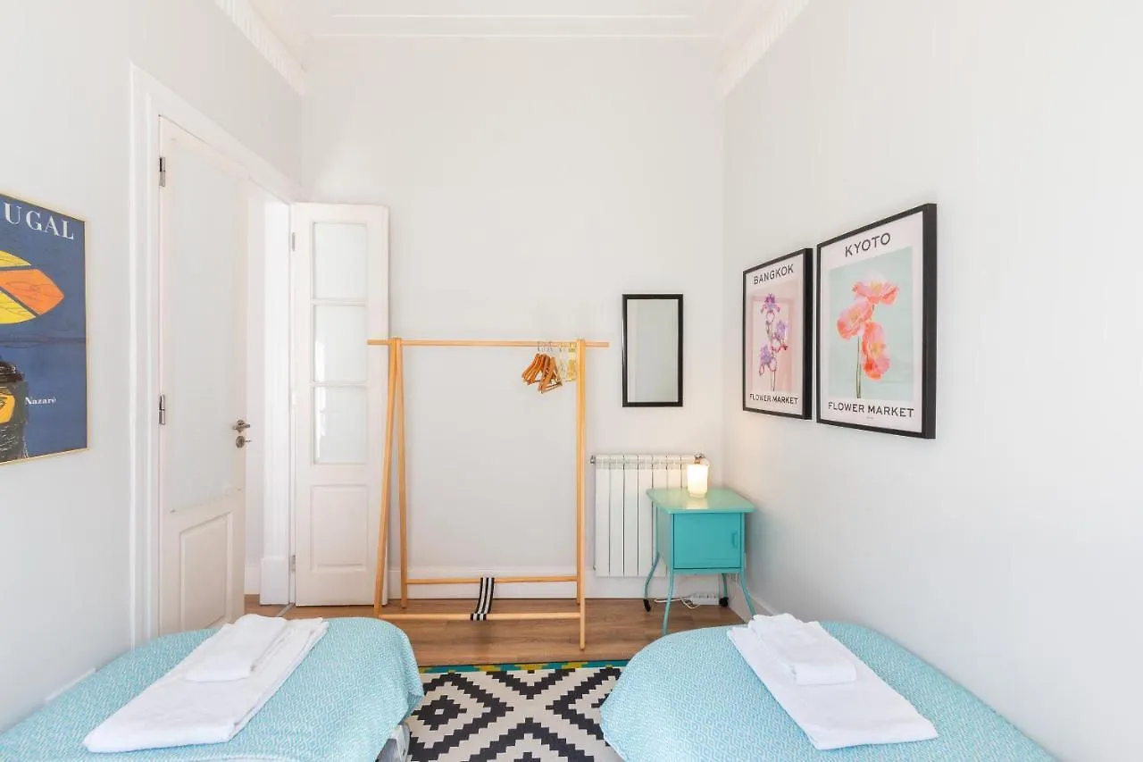 Bright City Center, 10M From Subway, 6 Rooms, Up To 20 Ppl Lisbon