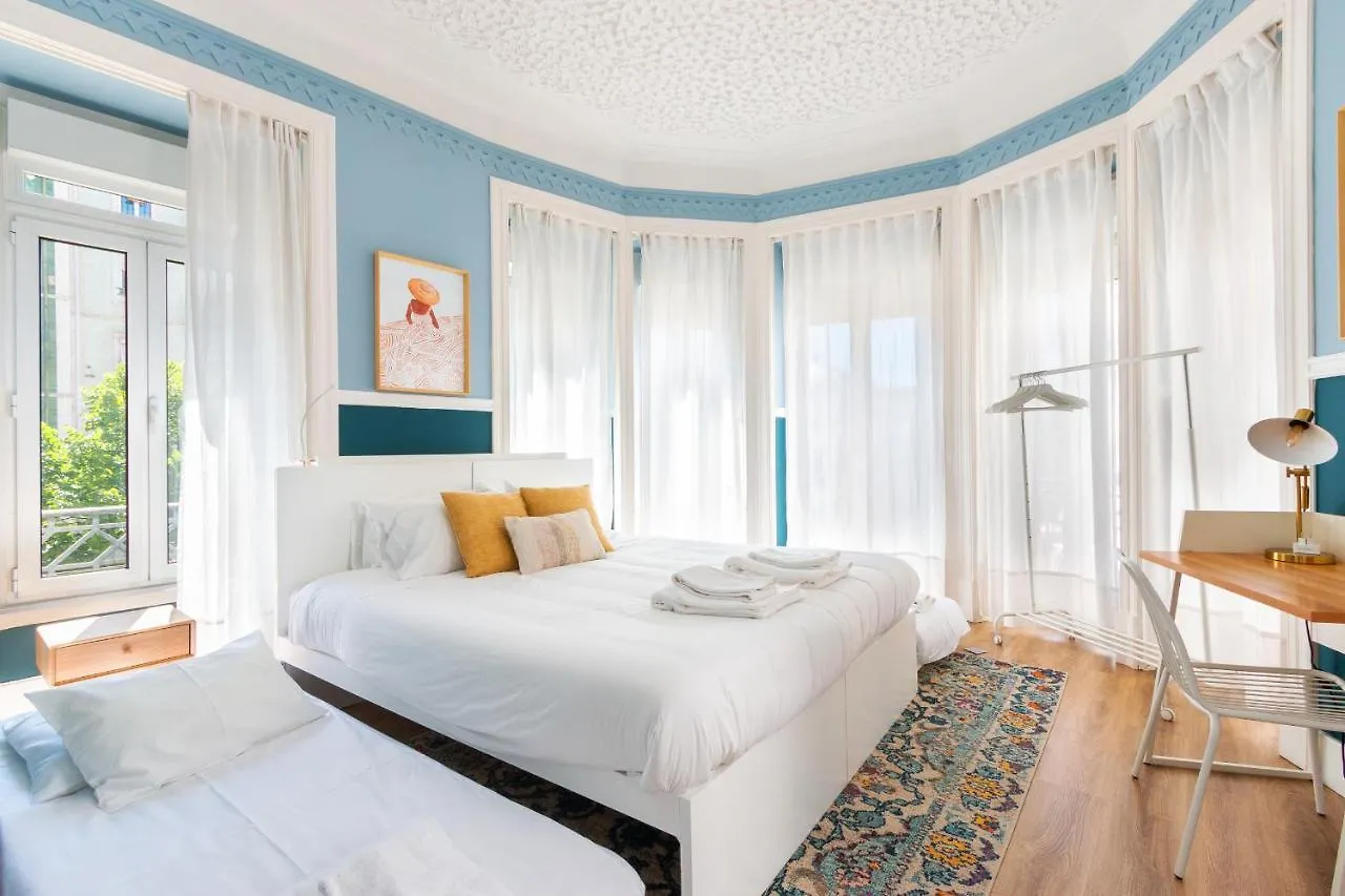 Holiday home Bright City Center, 10M From Subway, 6 Rooms, Up To 20 Ppl Lisbon