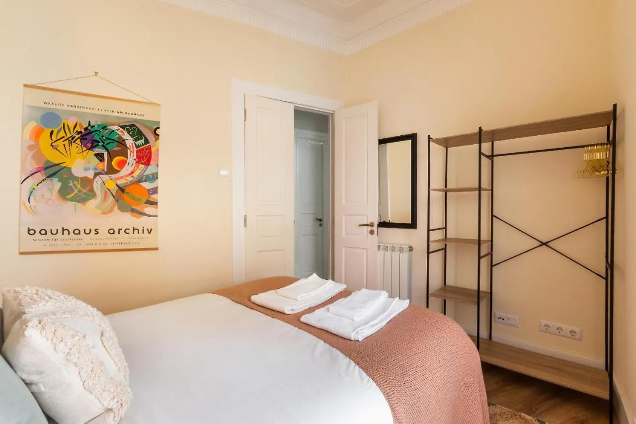 Holiday home Bright City Center, 10M From Subway, 6 Rooms, Up To 20 Ppl Lisbon