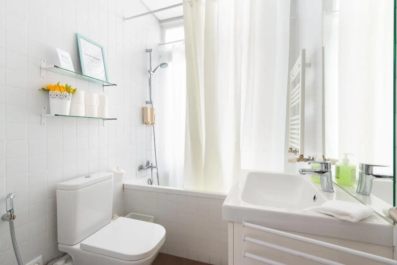 Bright City Center, 10M From Subway, 6 Rooms, Up To 20 Ppl Lisbon Holiday home
