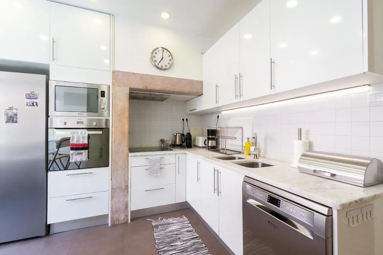 Bright City Center, 10M From Subway, 6 Rooms, Up To 20 Ppl Lisbon Holiday home