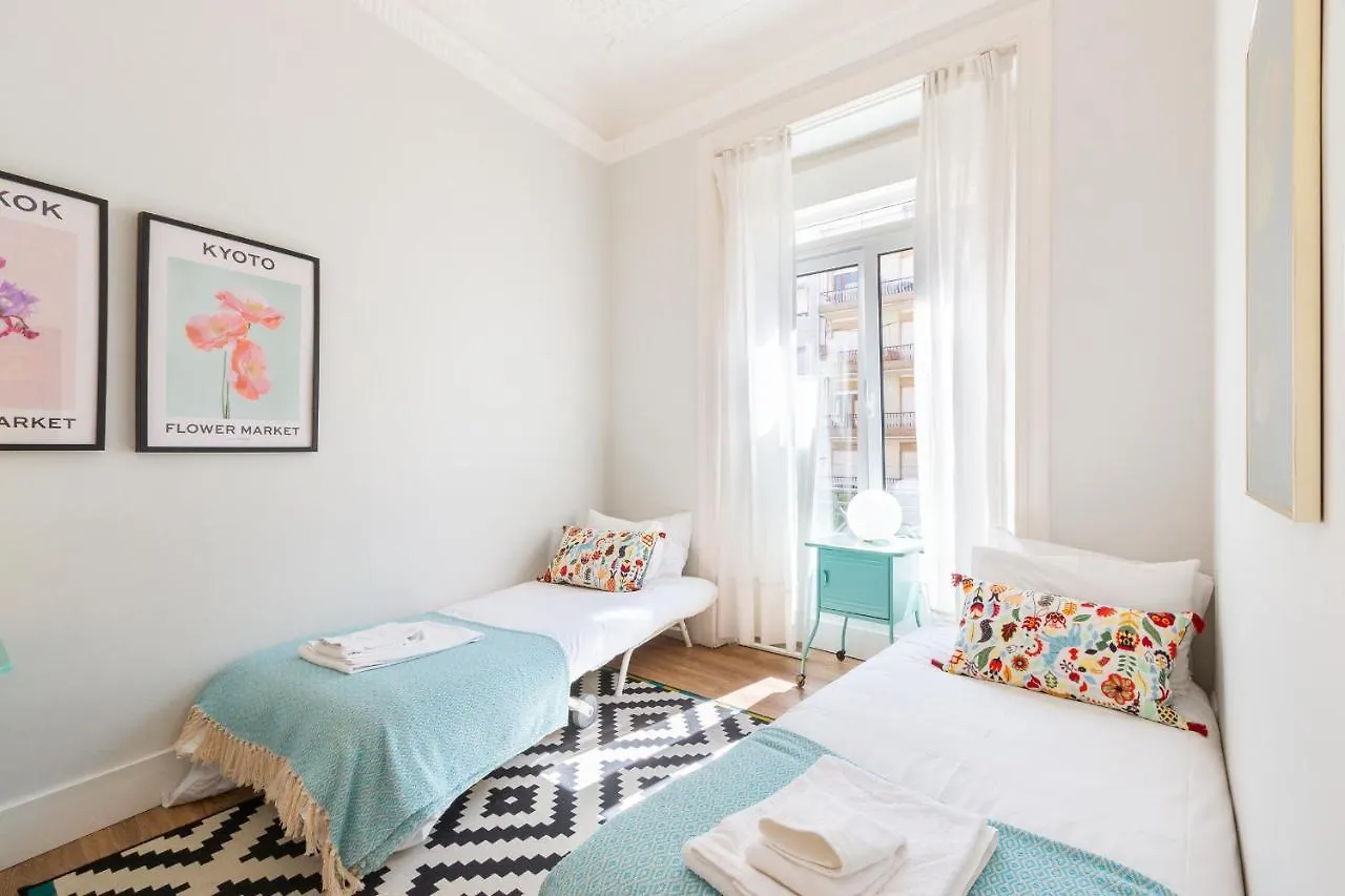 Bright City Center, 10M From Subway, 6 Rooms, Up To 20 Ppl Lisbon