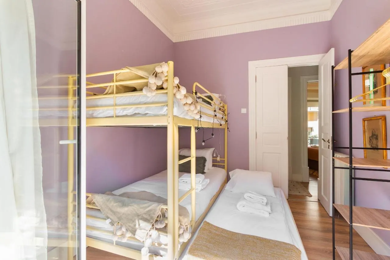 Holiday home Bright City Center, 10M From Subway, 6 Rooms, Up To 20 Ppl Lisbon