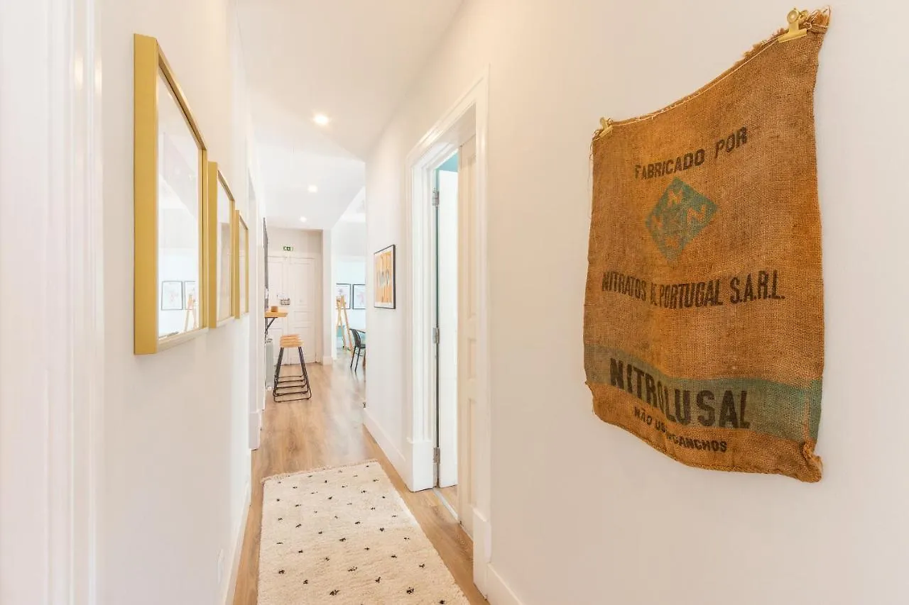 Bright City Center, 10M From Subway, 6 Rooms, Up To 20 Ppl Lisbon Holiday home