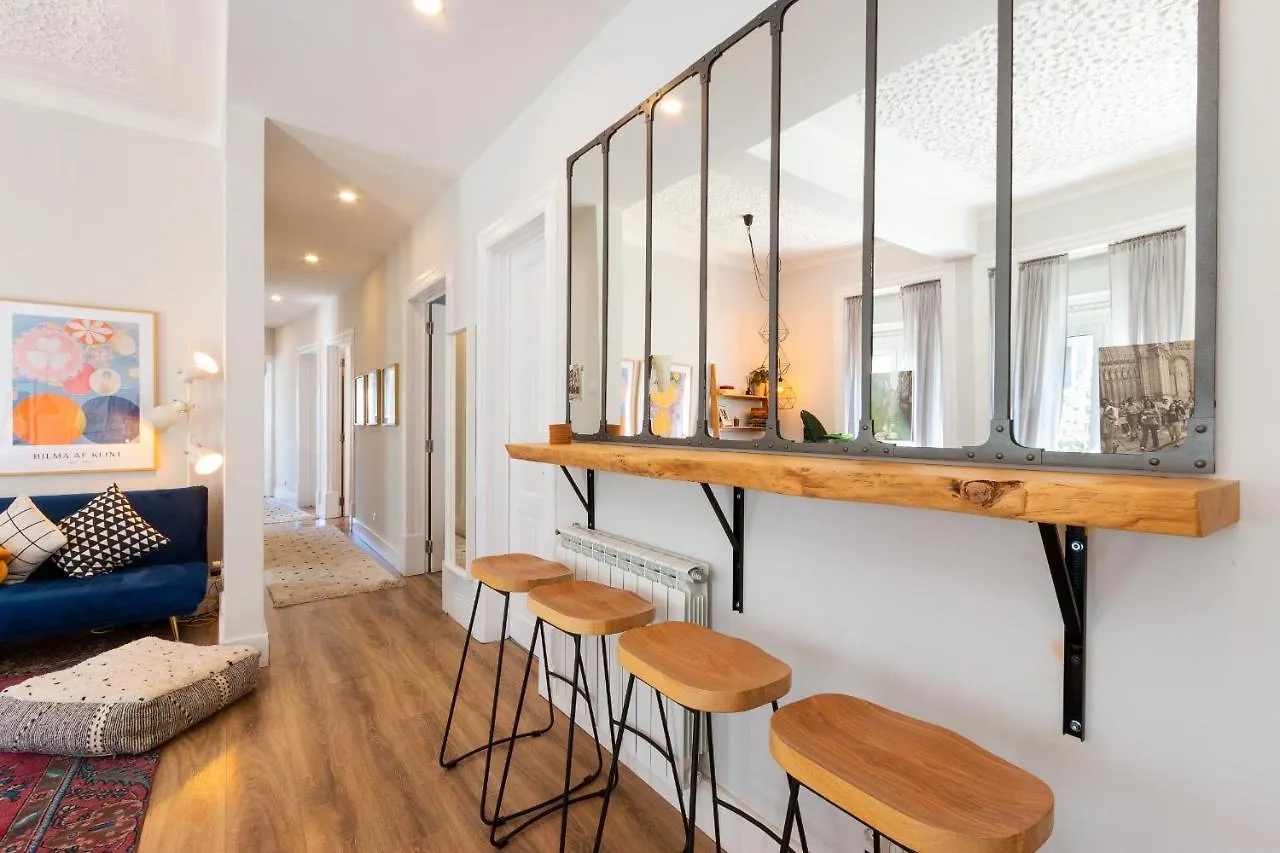 Bright City Center, 10M From Subway, 6 Rooms, Up To 20 Ppl Lisbon Holiday home